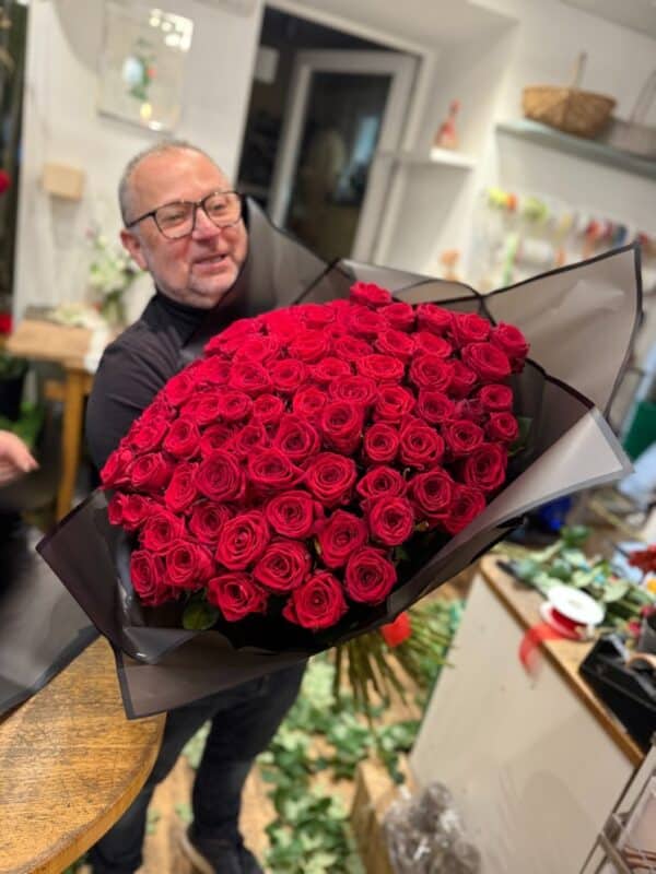 Großer Rosenstrauß aus frischen roten Rosen, handgebunden von Flowerpower Graz, regional und mit Liebe gefertigt.