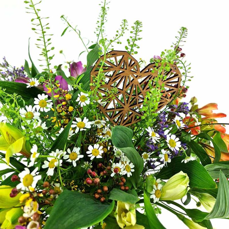 Blumenwiese Mit Holzherz Blumen Flowerpower Graz blumenwiese-mit-holzherz-blumen-flowerpower-graz