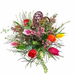 Tulpenwiese mit Herz – natürlicher Tulpenstrauß mit Herzstecker | Flowerpower Graz
