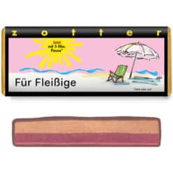 Zotter „Für Fleißige“ mit Liegestuhl und Sonnenschirm auf der Verpackung sowie angeschnittener Schokolade mit Brombeer- und Nougatfüllung